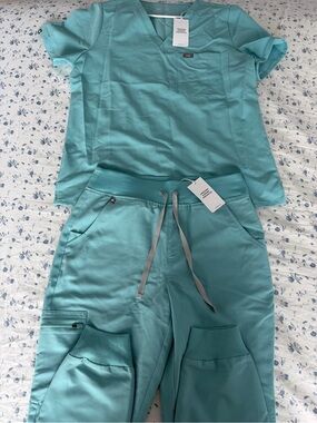 Figs women’s scrub set